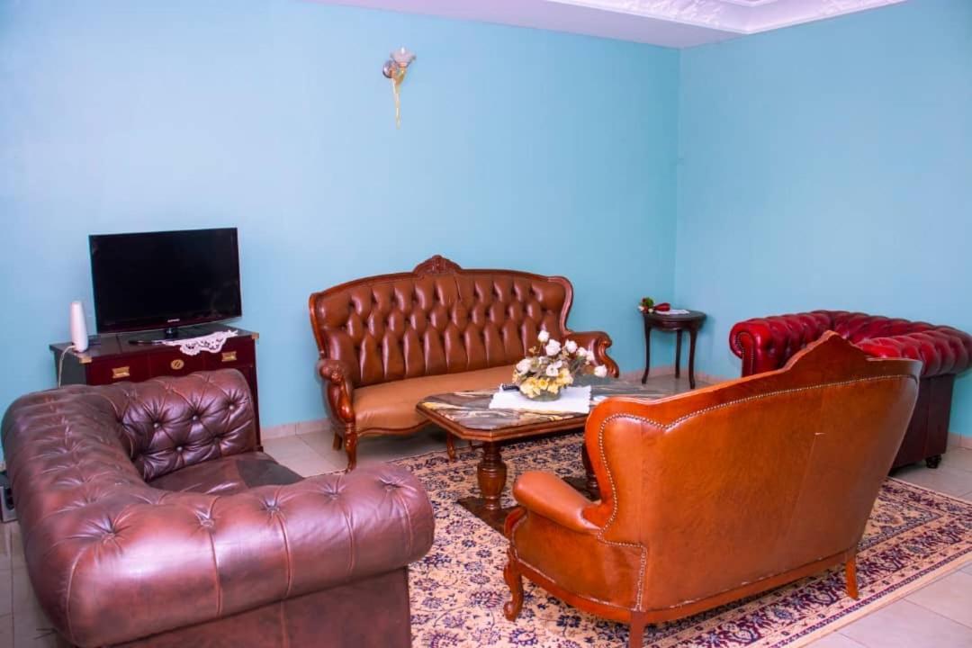 Appartement Meuble 2 Chambres Montee Jouvence Yaoundé Exterior foto